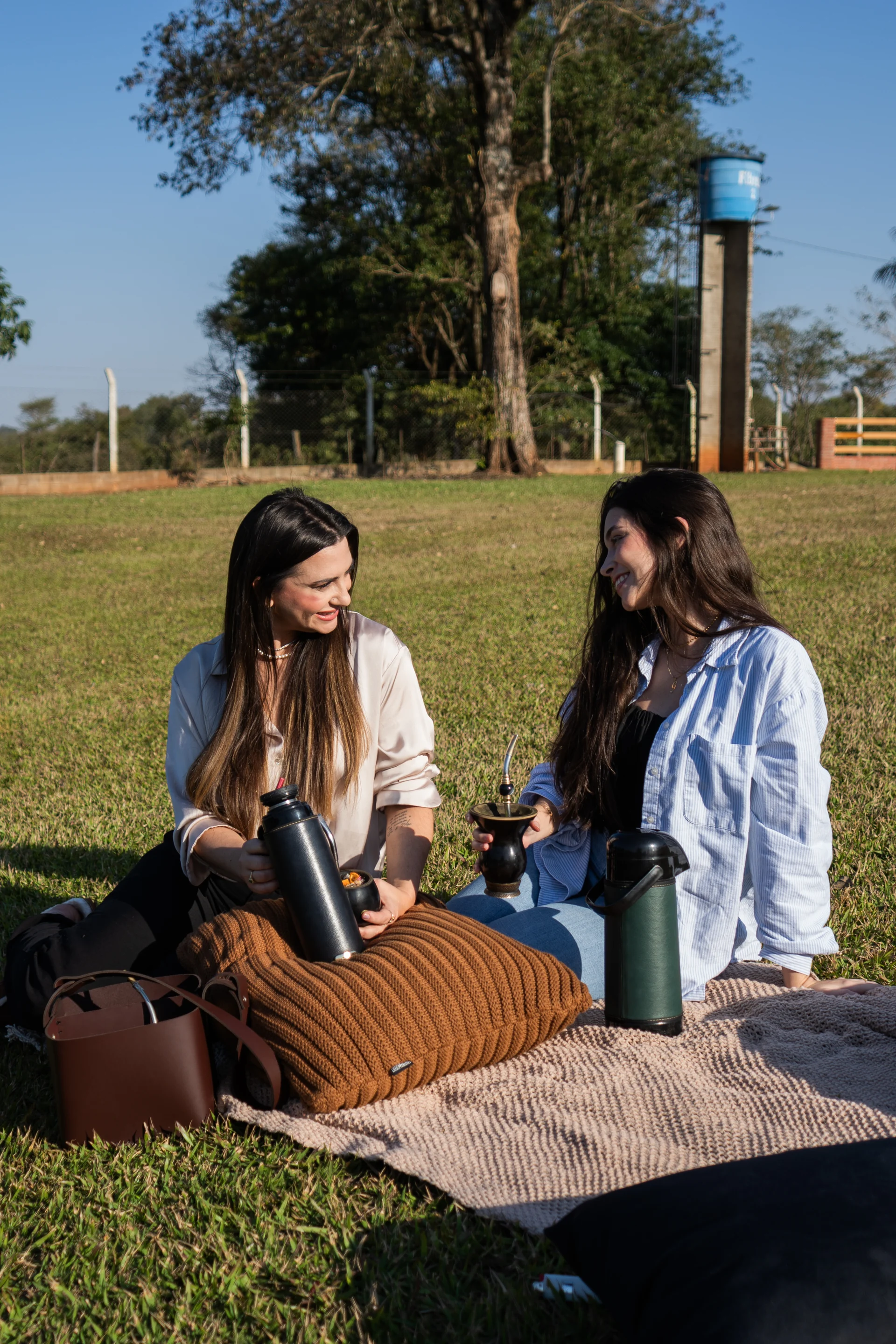 Dos personas comparten una ronda de mate al aire libre
